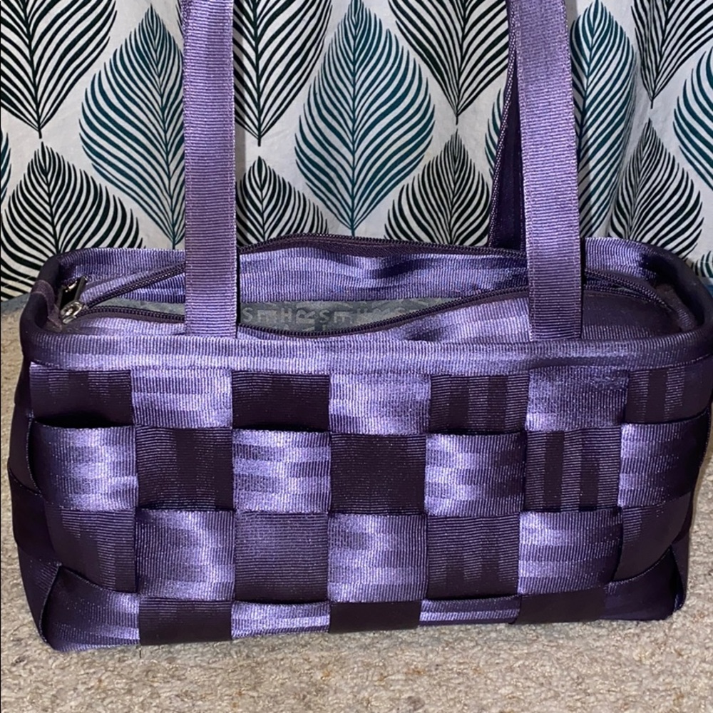 Harvey’s seat belt purse